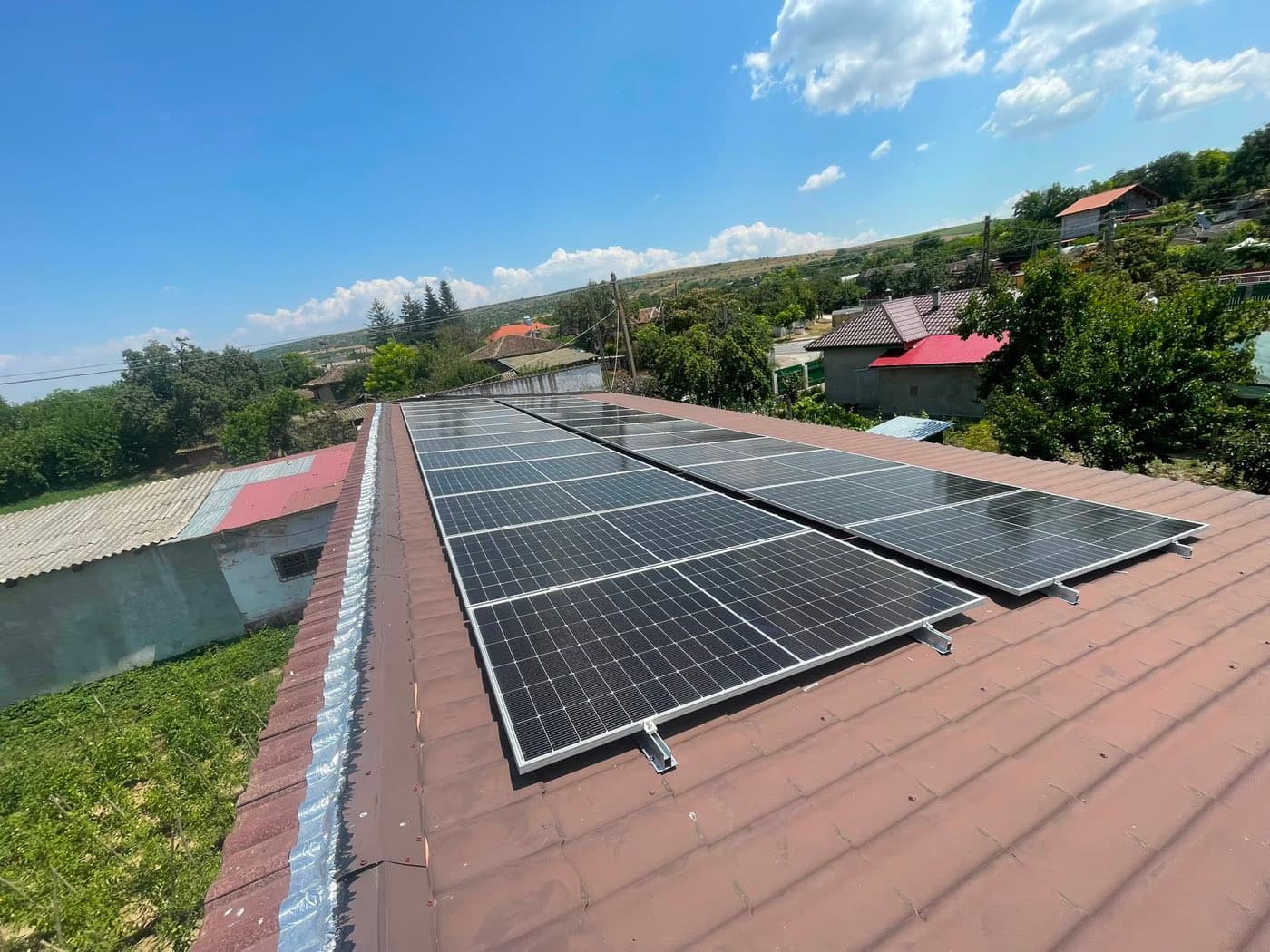 Sistem Fotovoltaic cu Baterii 14 kW și 32 kWh: Cum a Decurs Montajul în Constanța