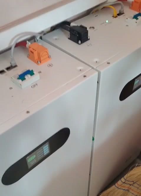 Cele două baterii Bluesun de 16 kWh fiecare, montate în interior, cu separatoarele de curent continuu deasupra.